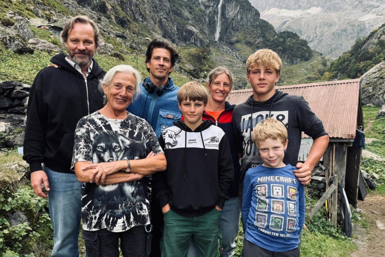 ein Stein schwebend auf schwarzem Grund